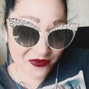 Meet your Posher, Bee